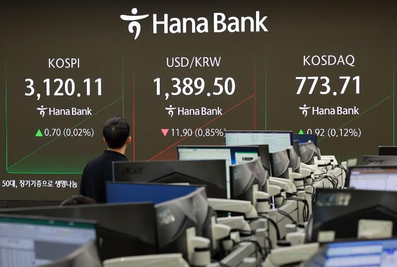 ハナ銀行本店のディーリングルームの様子＝４日、ソウル、聯合ニュース 