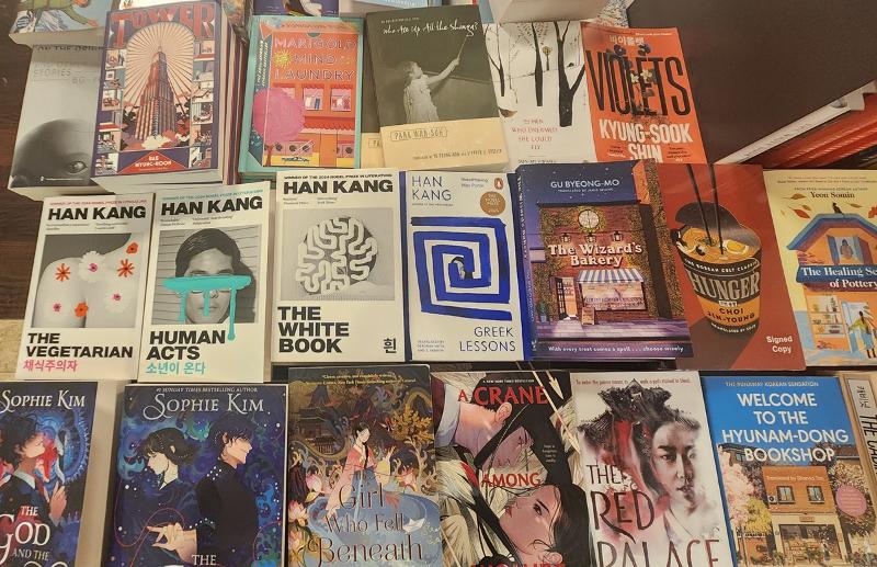 写真は、キョボ文庫光化門店に陳列された韓国文学の英語版＝８月７日、ソウル、イ・ジヘ