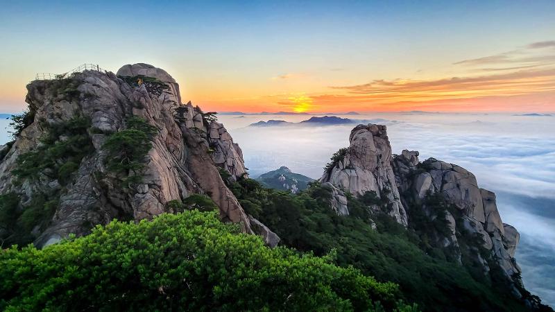 ソウル市・道峰区と京畿道・議政府市、楊州市・長興面にまたがる標高７４０ｍの道峰山の風景