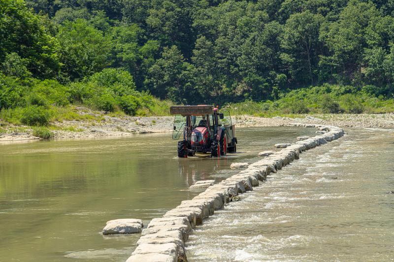 慶尚北道・安東市のメンゲ村を訪れた観光客を出迎えるトラクター