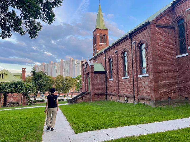 慶尚北道・漆谷郡の聖ベネディクト会倭館修道院 にある旧倭館聖堂横の遊歩道を歩く一人の青年