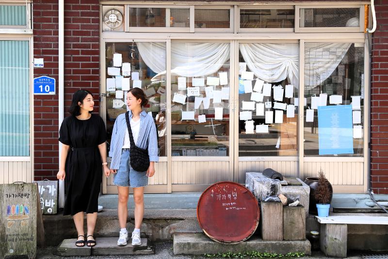 忠清南道・公州市にあるカガ書房を訪れた姉妹