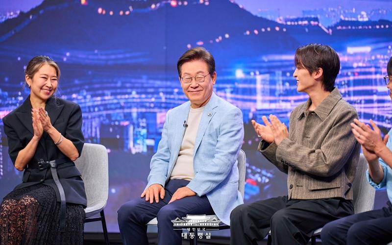 アリラン国際放送のチャンネル、「K-Pop：The Next Chapter」に出演したイ・ジェミョン大統領（中央）＝２０日