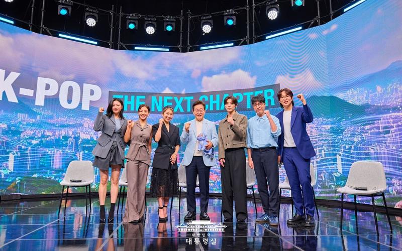 （左から）ジョンヨン、ジヒョ、マギー・カン監督、イ・ジェミョン大統領、Ｒ．Ｔｅｅ、キム・ヨンデ評論家、チャン・ソンギュ＝２０日