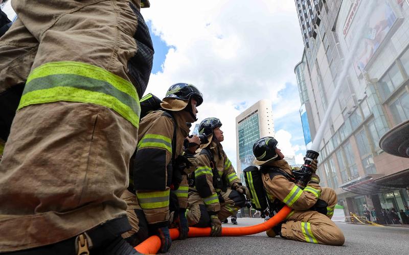 乙支演習連携統合防衛能力向上関係機関合同訓練で火災発生状況を想定して訓練を行う消防隊員たちの様子＝１９日、ソウル、聯合ニュース