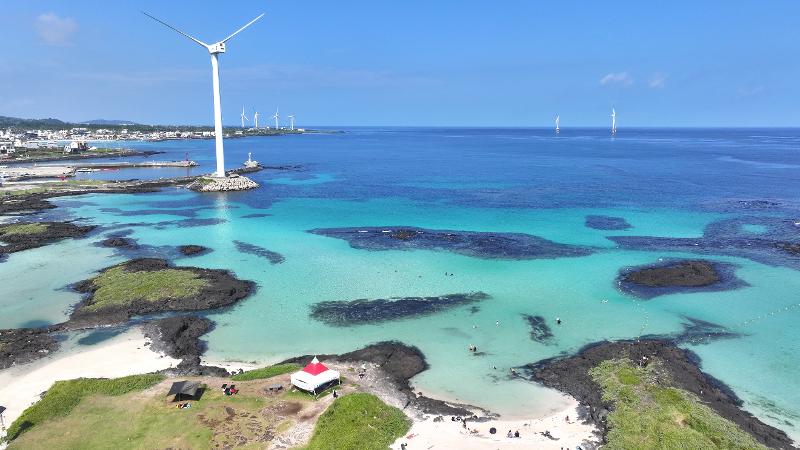 ２７日、青空とエメラルドグリーンの海が広がる、済州（チェジュ）のコナン海岸。この場所は、おすすめのシュノーケリングスポットとして知られている。
