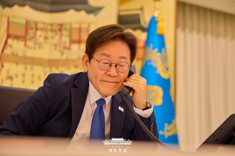 就任後、タジキスタンのラフモン大統領と初の電話会談を行うイ・ジェミョン大統領＝２８日