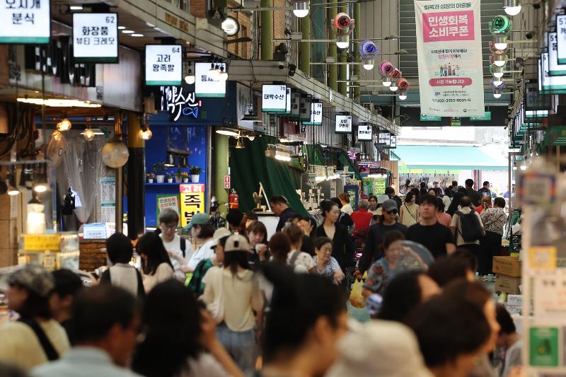 写真は、マンウォン市場の様子＝２６日、ソウル、聯合ニュース 