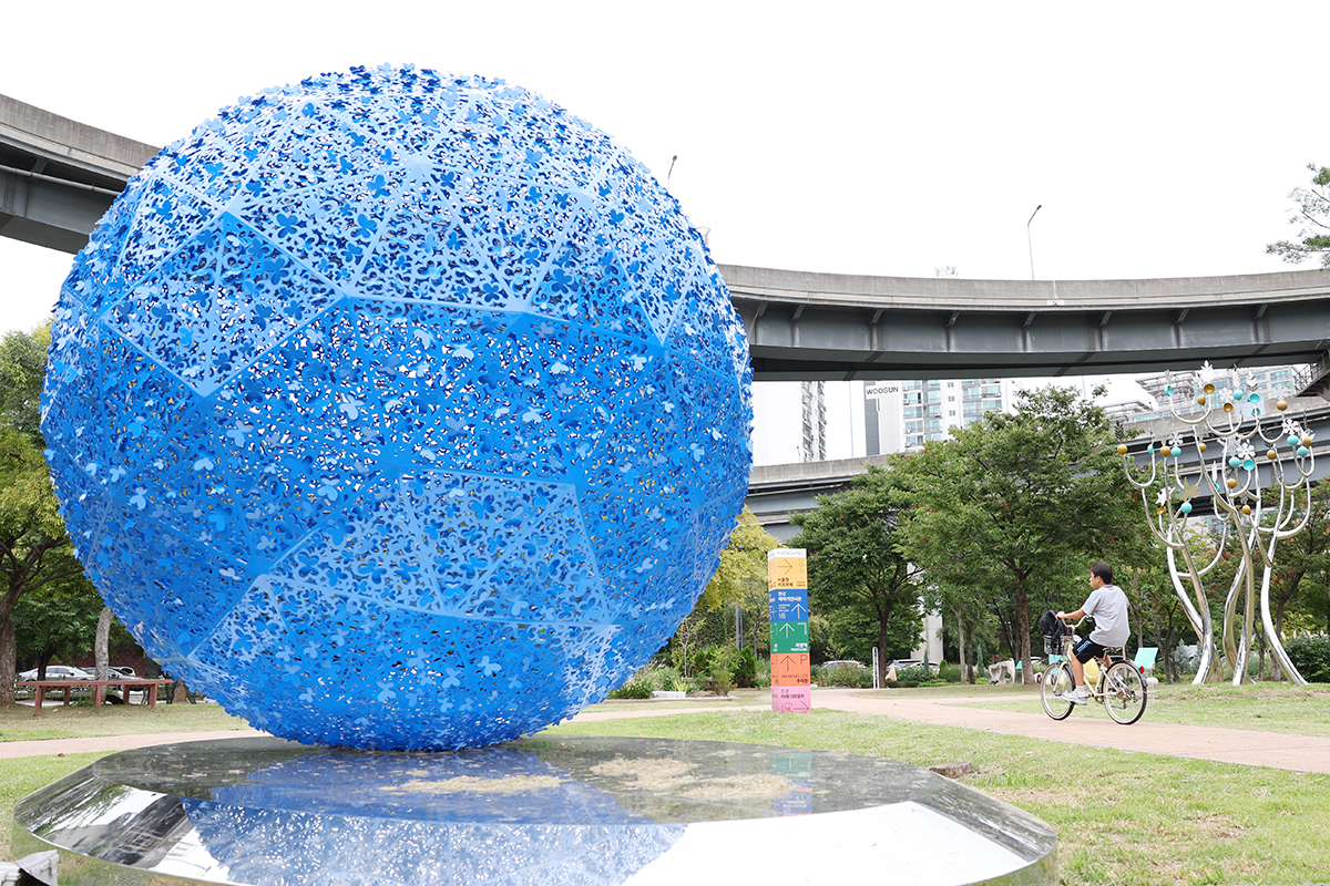 １２日、ソウルの漢江（ハンガン）公園では「第２回ソウル彫刻フェスティバル」が開催された。今回の展示はソウル植物園、ポラメ公園などでも行われ、約１００点の彫刻作品を披露する。１１月３０日まで。 