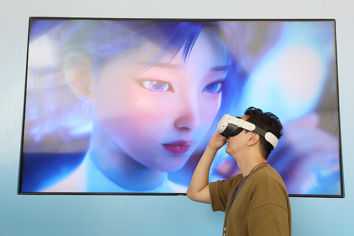 １９日、ソウルの東大門デザインプラザ（ＤＤＰ）で「エンターテックソウル２０２５」が開催された。写真は仮想現実（ＶＲ）でアイドルの公演を観覧する様子。国内外のエンターテインメント企業や革新的なスタートアップが多数参加した。Ｋ－ＰＯＰや拡張現実（ＸＲ）、仮想（ＶＲ）アイドル、ゲームなど多彩なジャンルの最新技術を体験できる。期間は２１日まで。