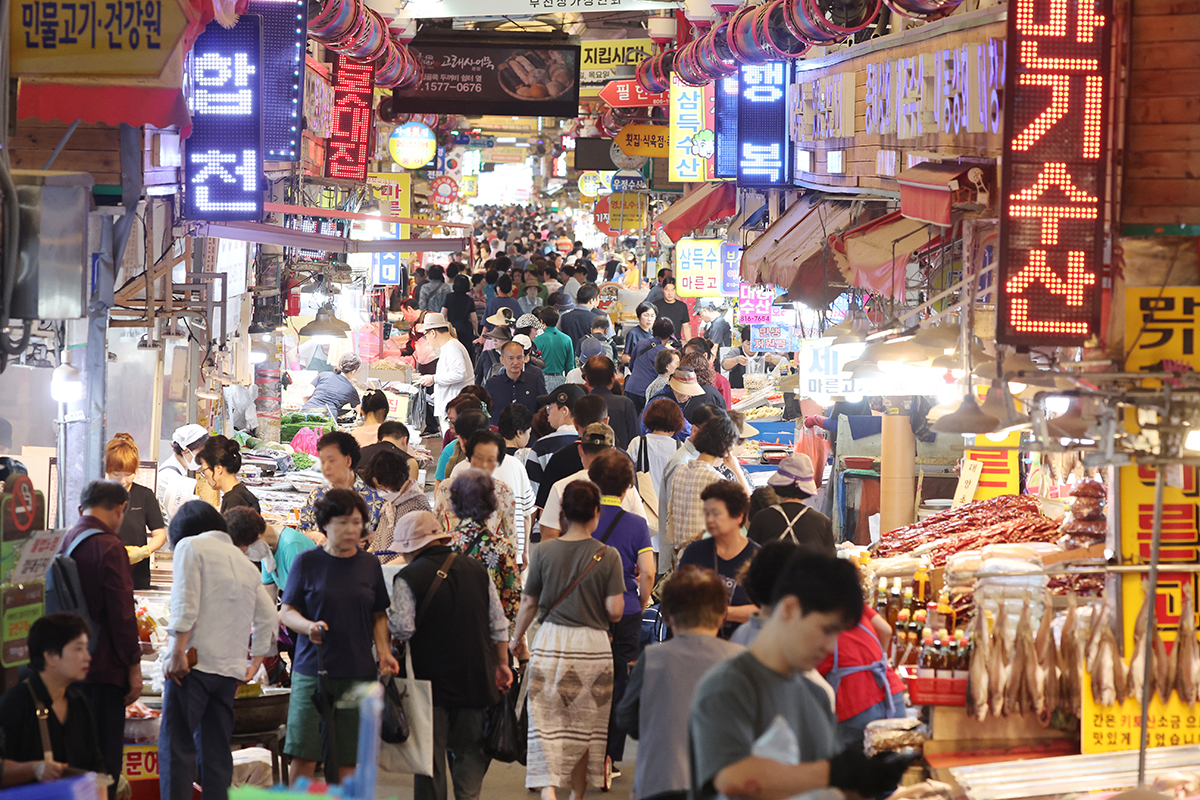 秋夕を目前に控えた２４日、チェサ（韓国の法事）用の食材などを買い求めるため、釜山（プサン）のプジョン市場を訪れた市民たち。