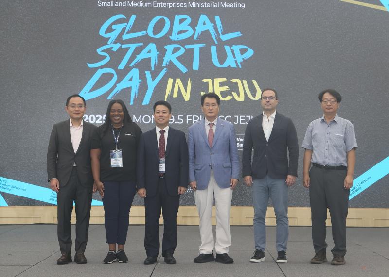 「グローバル・スタートアップ・デー・イン・済州（Global Startup Day in Jeju）」で、記念撮影を行う中小ベンチャー企業部のイム・ジョンウク創業ベンチャー革新室長（左から３番目）と創業振興院のユ・ジョンピル院長（左から４番目）＝３日、済州・西帰浦、 中小ベンチャー企業部