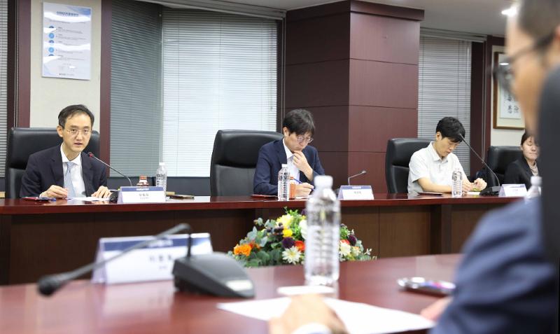 「ＦＤＩ履行支援団」の発足式および初の企画会議を主催する産業通商資源部のユ・ボムミン投資政策官（左）＝４日、ソウル鍾路区