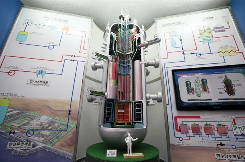 韓国原子力研究院が開発した小型モジュール炉「ＳＭＡＲＴ」の模型＝韓国原子力研究院