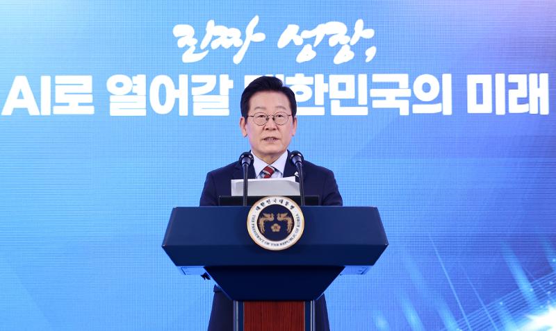 国家人工知能戦略委員会の発足式に出席したイ・ジェミョン大統領＝８日、ソウル、聯合ニュース