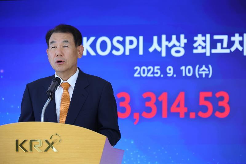 KOSPIが終値基準で史上最高値を記録し、チョン・ウンボ韓国取引所理事長が取引所で挨拶を行った。＝１０日、釜山、聯合ニュース