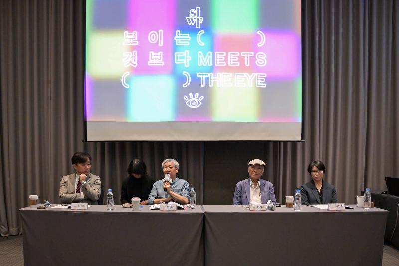 （左から）ナム・スンウォン企画委員、イェン・レンカー、ヒョン・ギヨン、パク・ヨンジュン企画委員＝１１日、ソウル