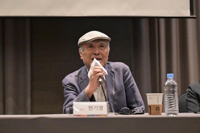 記者懇談会で記者の質問に答えるヒョン・ギヨン＝１１日、ソウル