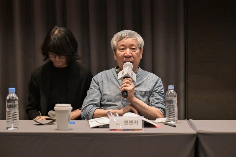 （右）記者懇談会で、記者の質問に答えるイェン・レンカー＝１１日、ソウル