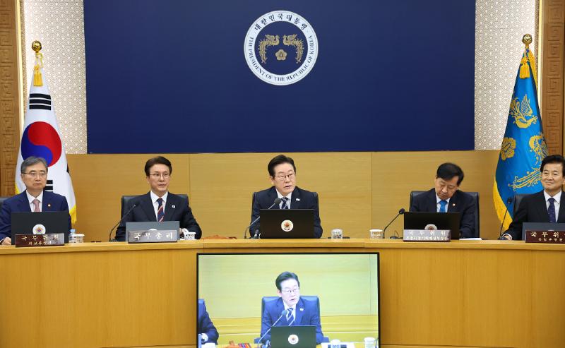 写真は、閣議を主宰するイ・ジェミョン大統領（左から３番目）＝１６日、世宗、聯合ニュース