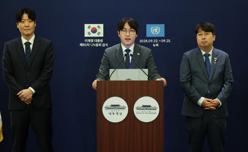 李大統領とブラックロックのラリー・フィンクCEOの会談について説明する、ハ・ジョンウ大統領室ＡＩ未来企画首席（中央）=２２日（現地時間）、米ニューヨーク、聯合ニュース