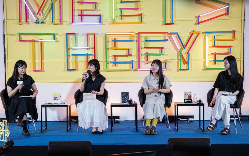 （左から）司会のキム・ヨンドク氏、詩人の風月由美氏、作家のウ・ダヨン氏、ソン・ヘナ氏＝１４日、ソウル、韓国文学翻訳院