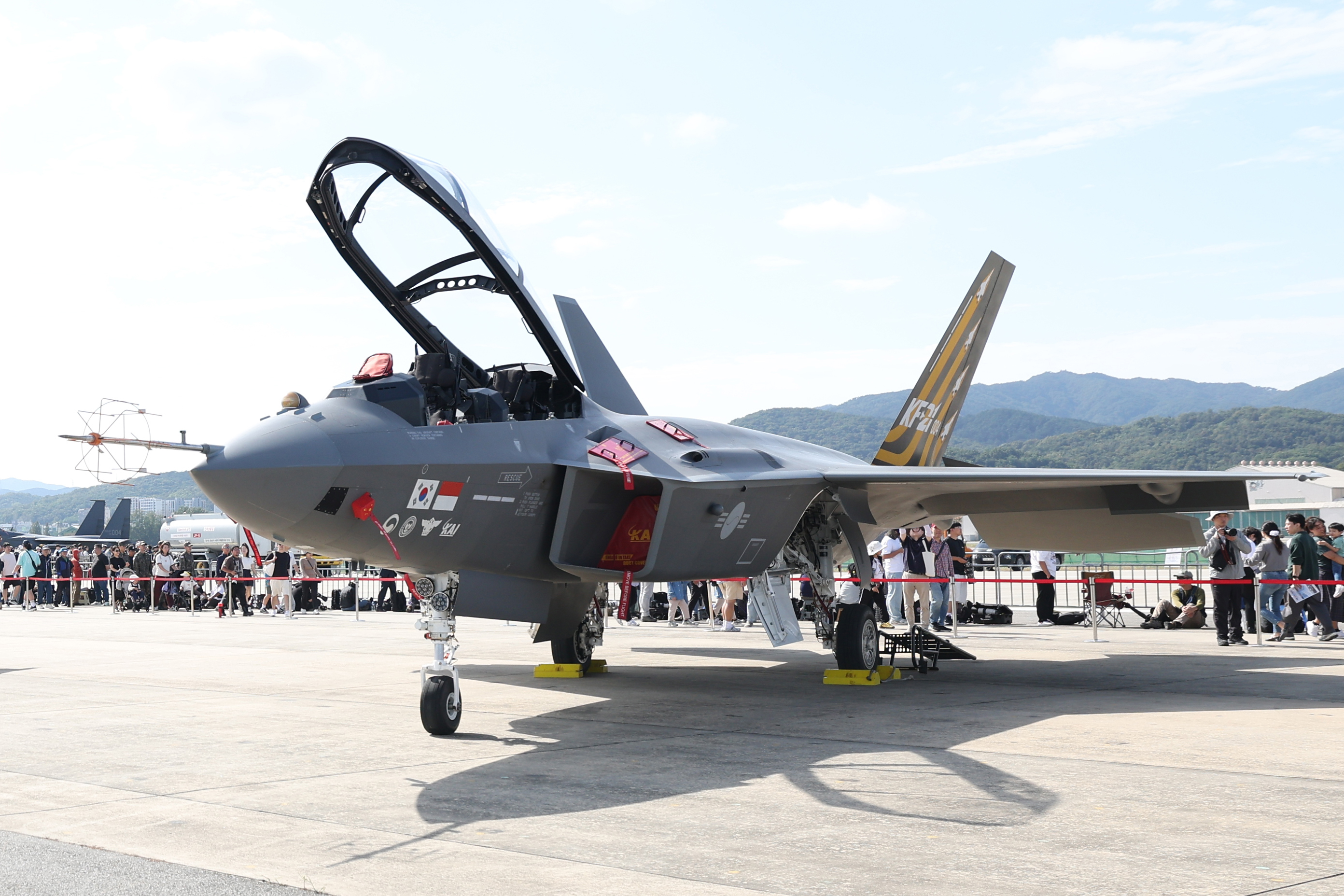 １７日、京畿（キョンギ）道・城南（ソンナム）市のソウル空港で「ＡＤＥＸ２０２５」が開かれた。写真は、国産超音速戦闘機ＫＦ－２１を見学する来場者の様子。「ＡＤＥＸ２０２５」は、韓国最大規模の航空宇宙・防衛産業展示会で、１７～１９日にソウル空港でエアショー（一般公開日）、２０～２４日には高陽（コヤン）市のキンテックスで展示会（ビジネスデー）が行われる。