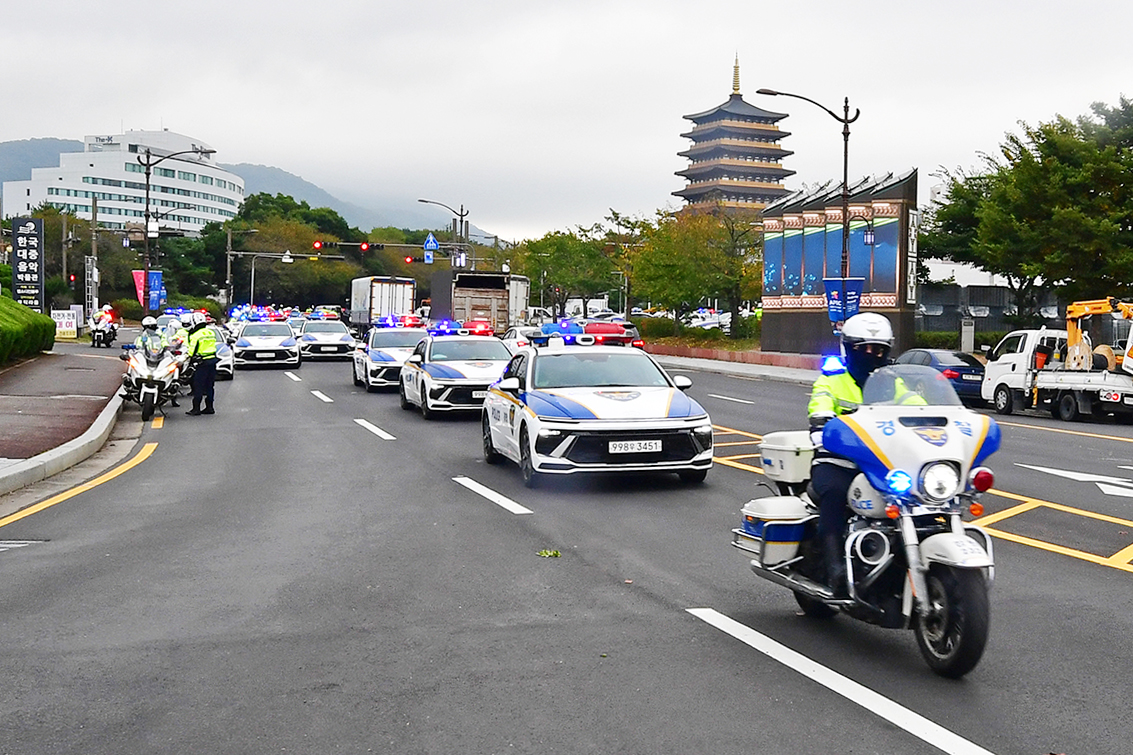 アジア太平洋経済協力（ＡＰＥＣ）首脳会議を控えた２０日、慶尚北道・慶州（キョンジュ）のＨＩＣＯ前で、警護訓練のため移動する警察車両やサイドカーの様子。