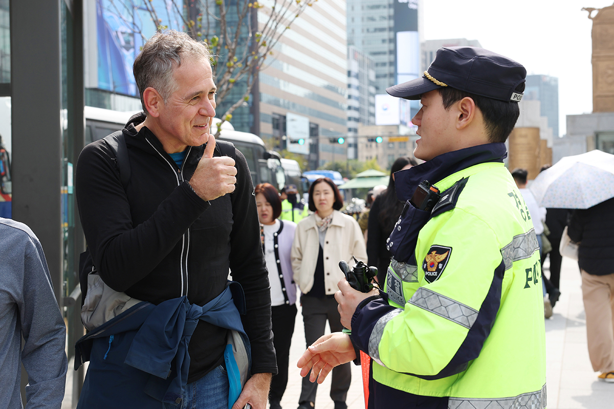 第８０回警察の日の２１日、ソウル・鍾路（チョンロ）区・光化門（クァンファムン）広場で、外国人観光客が警察官に感謝の意を示した。警察の日は、警察官の使命感を高め、国民の安全と秩序の維持に尽力する警察官の労をたたえる記念日である。