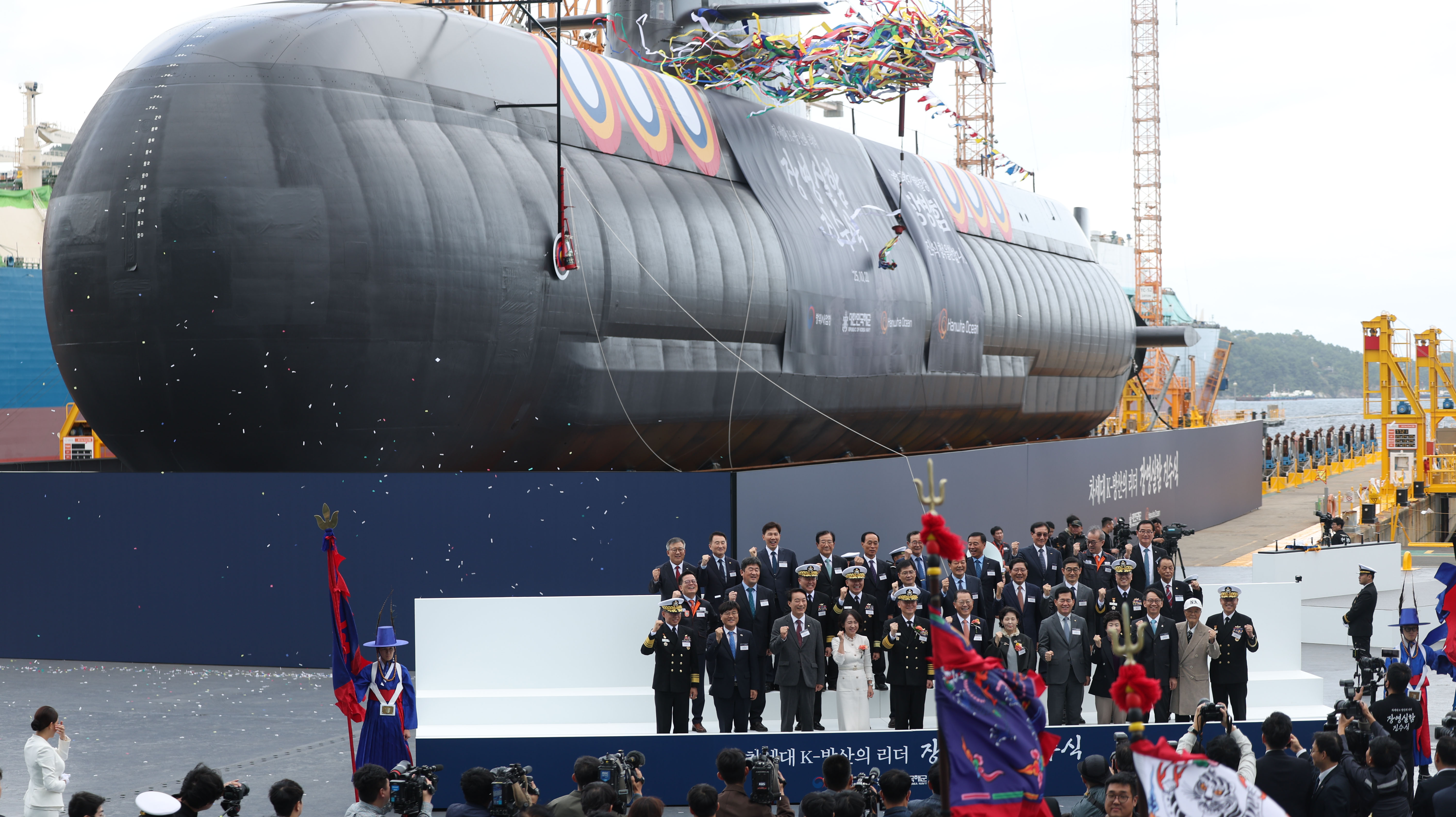 ２２日、慶尚南（キョンサンナム）道・巨済（コジェ）市のハンファオーシャンでチャン・ヨンシル艦の進水式が行われた。３６００トン級のチャン・ヨンシル艦は、水中作戦の持続日数だけでなく、情報処理や標的探知能力も従来艦より向上しており、世界最高水準のディーゼル潜水艦と評価される。