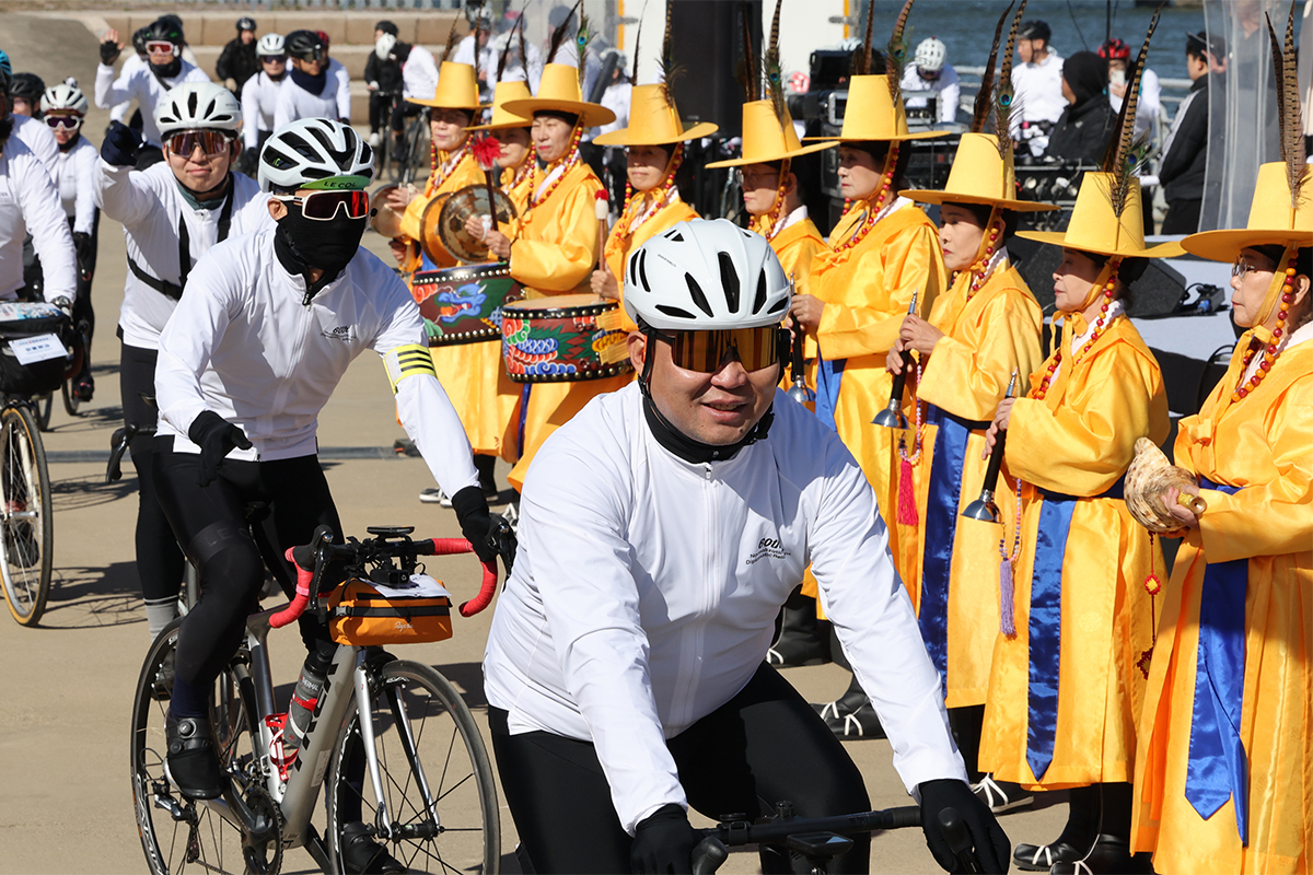 ２７日、ソウル・汝矣島（ヨイド）の漢江（ハンガン）公園で、「自転車新朝鮮通信使」が出発した。「新朝鮮通信使」は、今年で韓日国交正常化６０周年を記念し、旧朝鮮通信使のルートを自転車でたどるイベントだ。２００１年、線路に落ちた日本人を助けようとして命を落とした義人、イ・スヒョン氏の母、シン・ユンチャン氏が名誉団長を務めた。