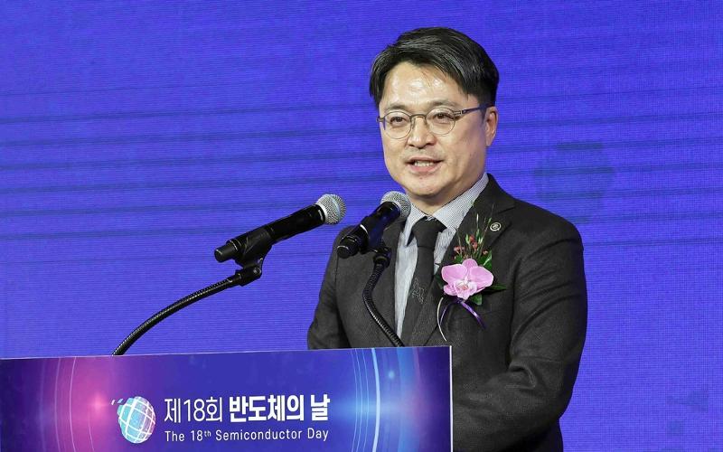 「第18回半導体の日」記念式で祝辞を述べる産業通商部のムン・シンハク次官=22日、ソウル、産業通商部