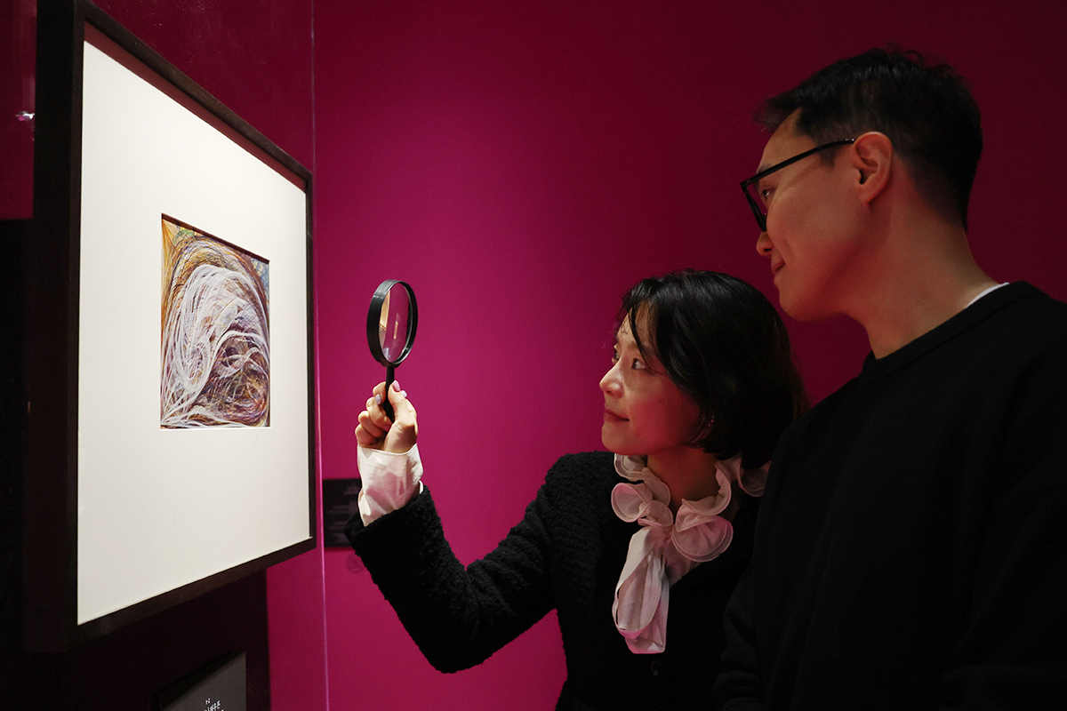 １２日、ソウル・中区のソウル市立美術館、「ソウル・メディアシティ・ビエンナーレ」を訪れ作品を鑑賞する市民の様子。今回の展示では、現代都市における人間の魂と芸術の本質を探求する。展示は２３日まで。