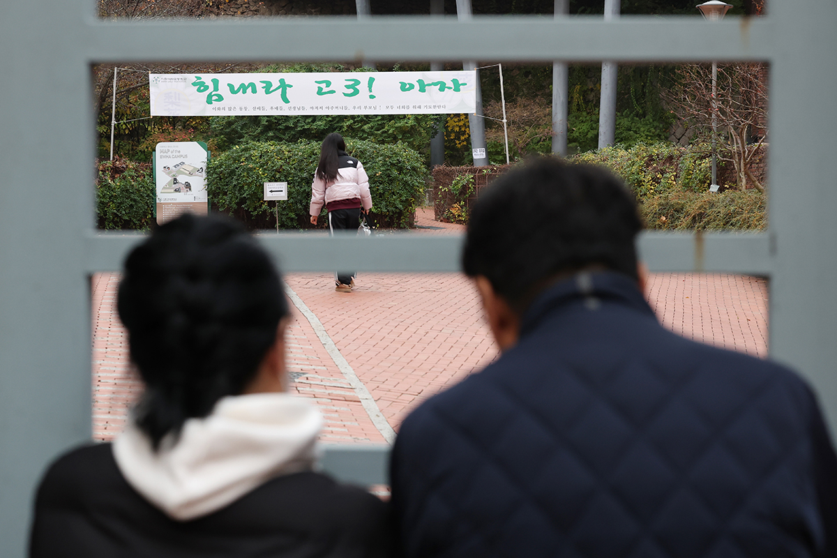 ２０２６学年度の大学修学能力試験が１３日、全国１３１０カ所の試験場で一斉に行われ、約５５万人が受験した。