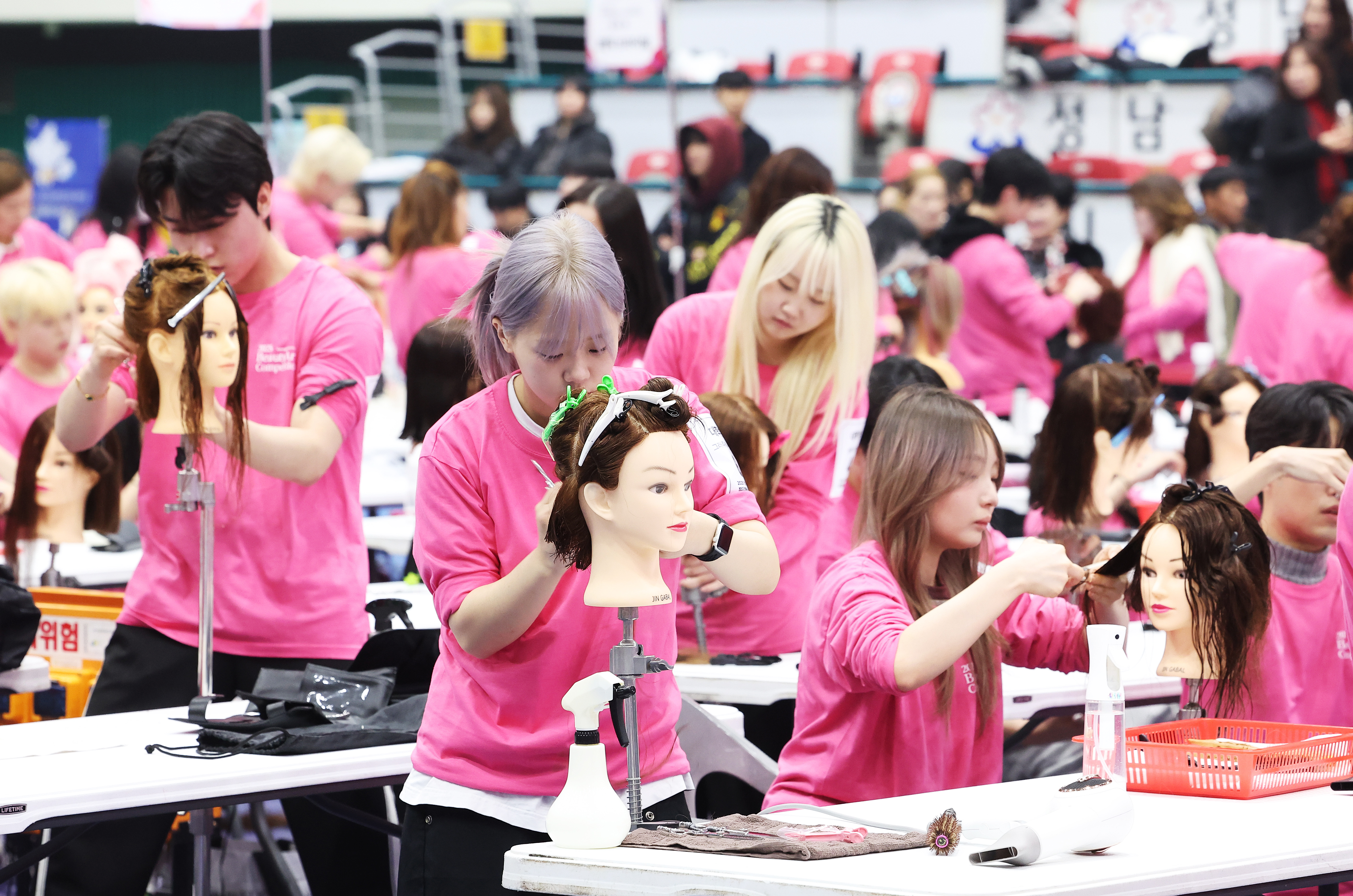 １８日、京畿（キョンギ）道・城南（ソンナム）市で「２０２５京畿道知事杯ビューティーアート競技大会」が開催された。写真は、技術を披露する参加者たちの様子。