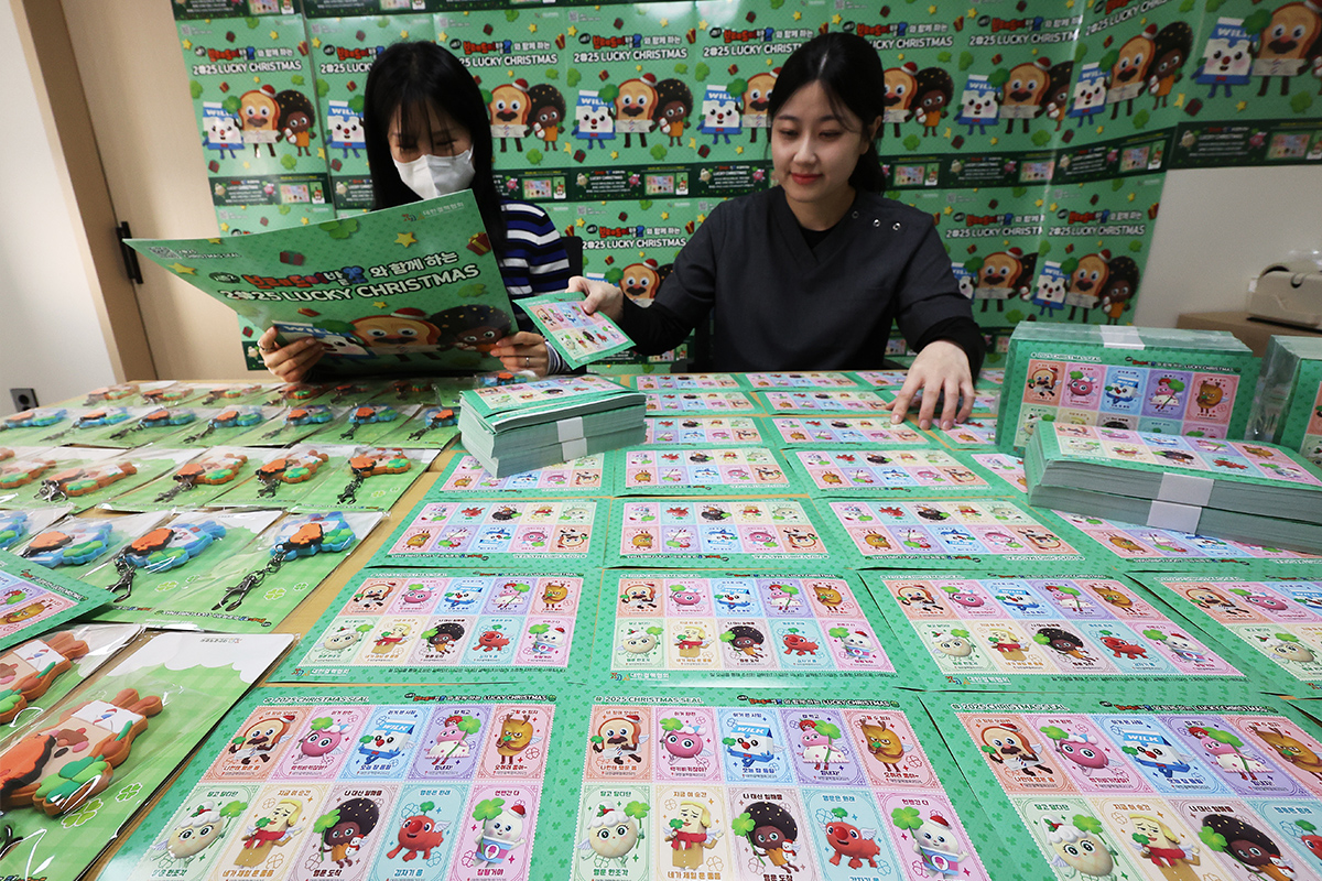 ２４日、京畿道の大韓結核協会支部では、２０２５年度クリスマスシールのお披露目が行われ、職員たちがシールを紹介した。大韓結核協会は昨年に続き、今年も『ブレッドバーバーショップ』とコラボしたクリスマスシールを発行した。