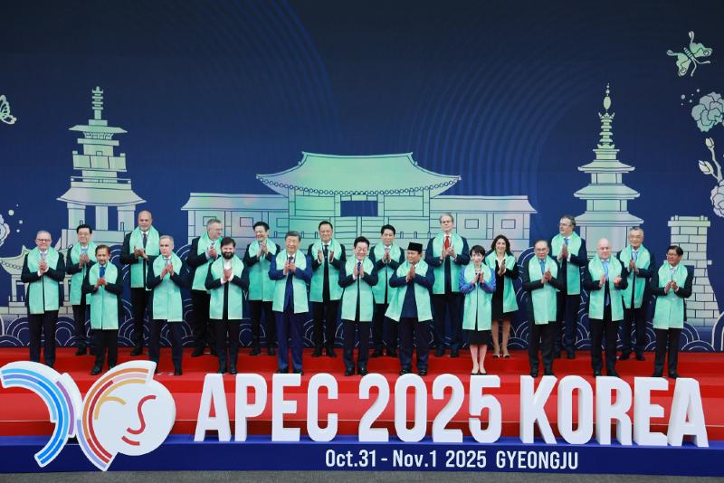 ２０２５ＡＰＥＣに参加した各国首脳らと記念撮影を行う李大統領＝１日、聯合ニュース