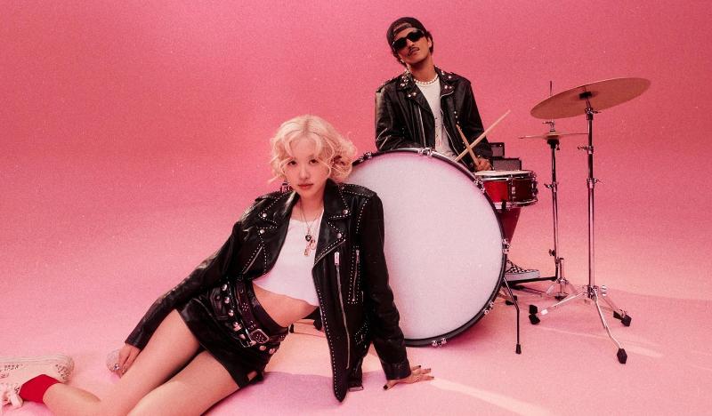 写真は、ロゼ（左）とブルーノ・マーズ＝ザ・ブラックレーベル