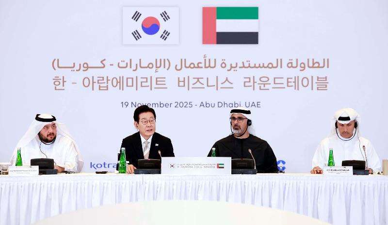 「韓国・ＵＡＥビジネスラウンドテーブル」で発言する李大統領＝１９日（現地時間）、アブダビ、聯合ニュース