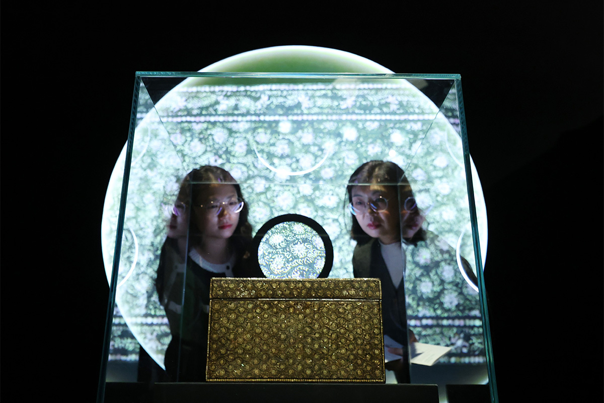 ２日、ソウルの国立古宮博物館で開館２０周年特別展が開催された。２０２３年に日本から返還され、宝物に指定された漆器の国花蔓模様箱と、その科学的調査結果および過程が紹介されている。