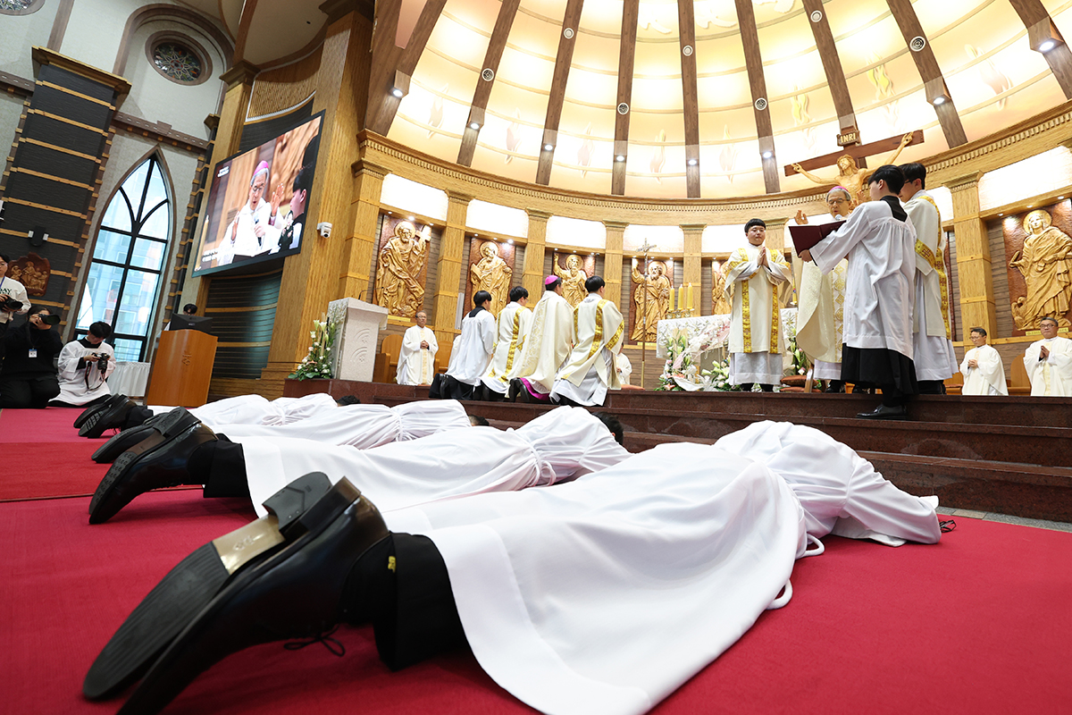 ４日、京畿（キョンギ）道・水原（スウォン）市にあるチョンジャドン司教座聖堂で、助祭叙階予定者たちが祈りを捧げている様子。 