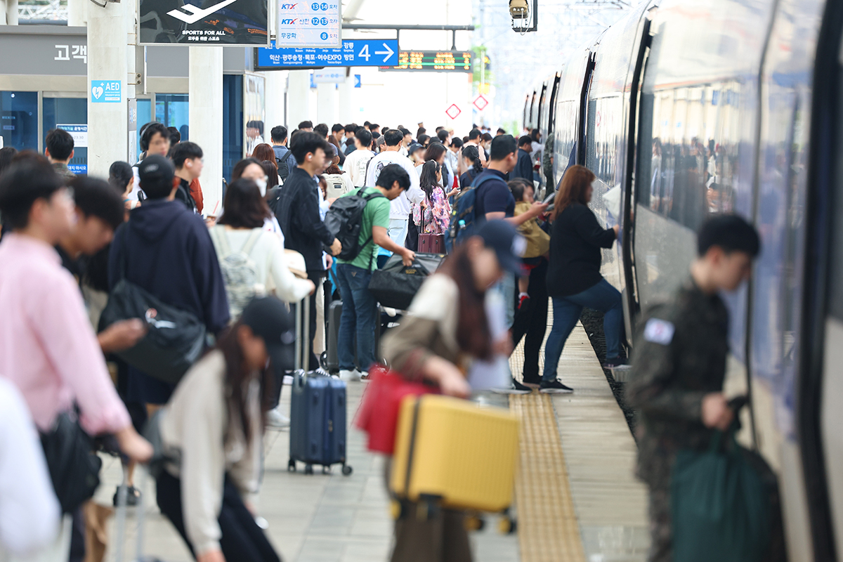 写真は、２０２３年９月２７日のソウル駅のホーム。韓流の広がりに伴い、外国人観光客の足は地方の小都市まで広がっている。その背景には、速く便利な鉄道網の存在がある。韓国鉄道公社によると、外国人の鉄道利用者は２０２３年の１４３万人から２０２４年には２５０万人、さらに今年上半期だけで２８４万人に達した。このことから、地域の魅力を楽しむ需要の高まりがうかがえる。