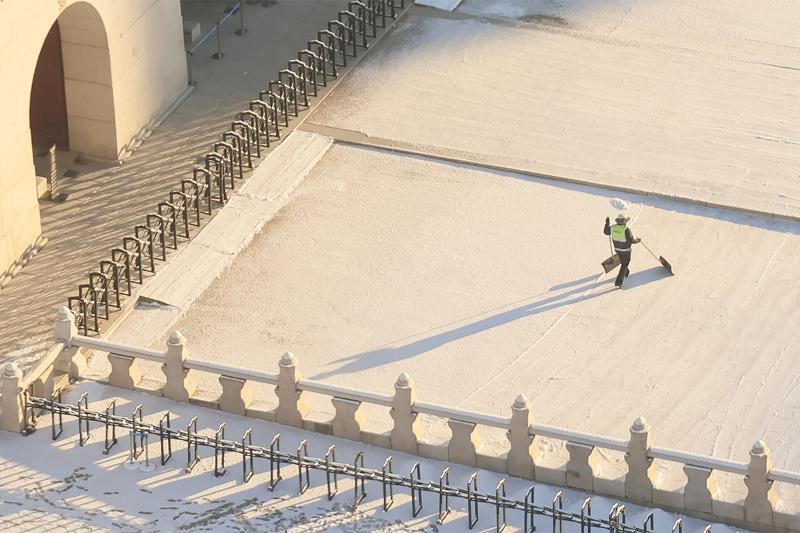 ５日、ソウル・景福宮（キョンボクグン）で雪かきをする様子。