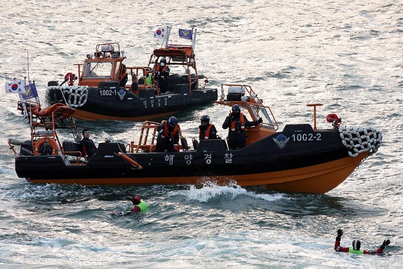 「ＲＥＡＤＹ　Ｋｏｒｅａ」４次訓練で、船舶衝突を想定した人命救助訓練を行う救助隊＝ ２０２５年１１月２５日、仁川、行政安全部