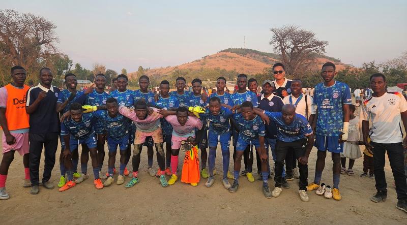 イ・ドンフンオーナーが用意したユニフォームを着て記念撮影に臨む、マラウイの「チズムル・ユナイテッド」の選手たち＝２０２５年８月２２日、イ・ドンフン