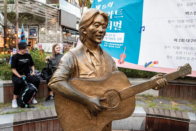写真は、大邱（テグ）の「キム・グァンソクの道」を訪れた外国人観光客の様子。ヒップとレトロが共存する大邱は、独自の個性と感性で観光客を惹きつける。古い路地に並ぶ個性的なカフェや書店、多彩な食文化が、街ならではの雰囲気を醸し出している。