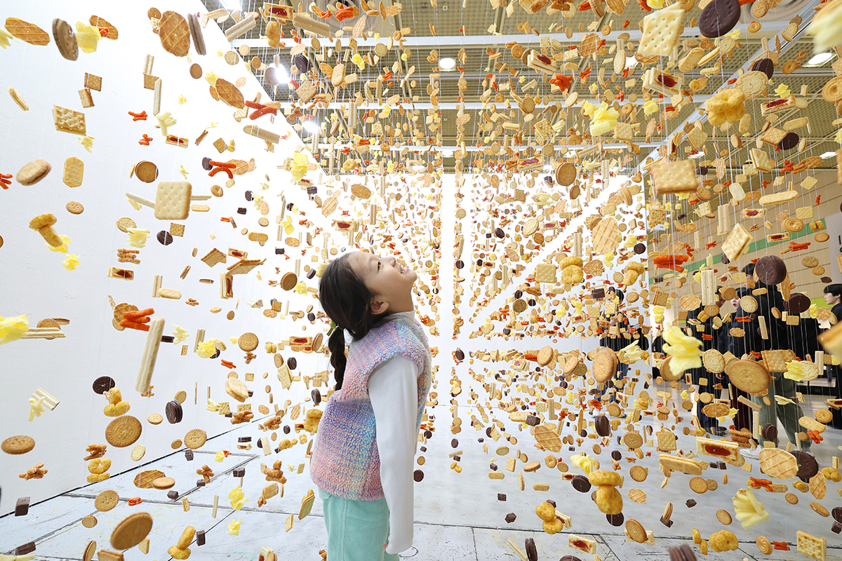 ソウル・カンナム区のＣＯＥＸで、国内唯一の彫刻専門アートフェア「ソウル国際彫刻フェスタ」が開催されている。写真は、子どもがパク・ソンギ作「An Aggregation-treat」を興味深そうに見ている様子。今年のテーマは「経験の拡張」で、１８日まで開催。