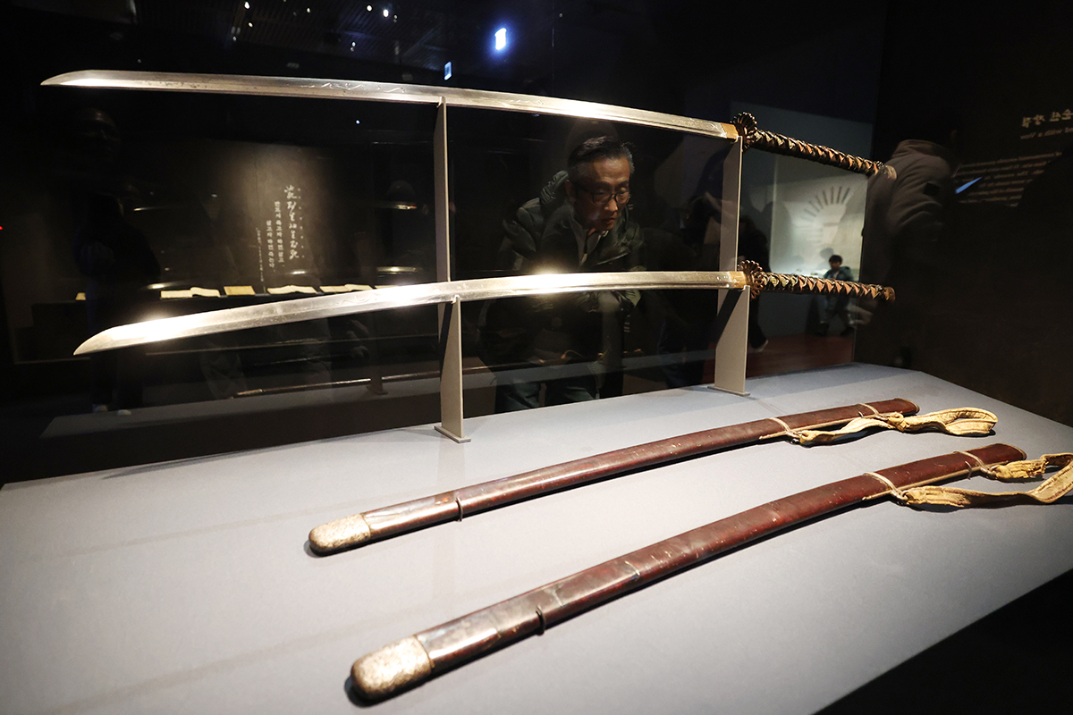 ２１日、ソウル・龍山（ヨンサン）区の国立中央博物館で開催中の『私たちのイ・スンシン展』で、将軍の長剣を熱心に見つめる観覧者の様子。展示では、１６世紀の壬辰倭乱で勝利を導いた朝鮮水軍の指揮官としての功績と、人間的な一面の両方を紹介する。展示は３月３日まで。