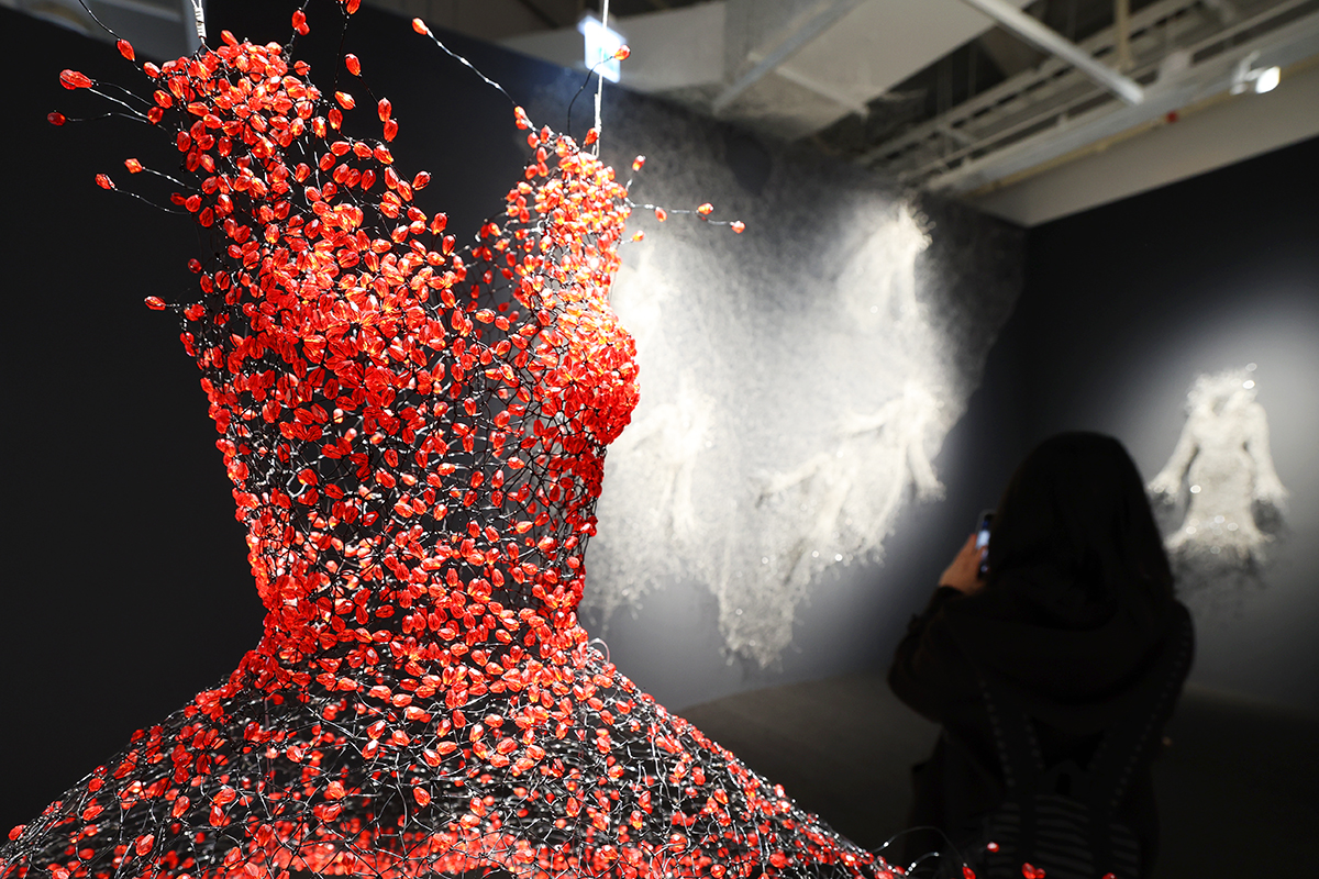 ２７日、ソウル工芸博物館で開催中の特別展「キム・ギスク寄贈特別展 Ｄａｎｃｉｎｇ、Ｄｒｅａｍｉｎｇ、Ｅｎｌｉｇｈｔｅｎｉｎｇ」を訪れた来館者の様子。キム・ギスク氏は、韓国の伝統美を現代的なファッションアートと融合させ、国際的にも注目を集めるアーティストだ。同展は３月１５日まで開催される。