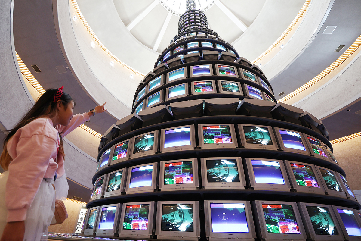 故ペク・ナムジュン作家の没後２０年を迎えた２９日、京畿（キョンギ）道・果川（クァチョン）市の国立現代美術館果川館には、多くの来場者が訪れた。写真は、代表作である「多多益善（タダイクソン ）」を観賞する子どもの様子。ペク・ナムジュンは、テレビや電子メディアをいち早く芸術に取り入れた世界的なメディアアーティストとして知られる。